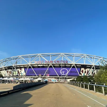 Lovely 2-Bed, Sleeps 6, Near Stratford Station & Abba Voyage, Apartment London