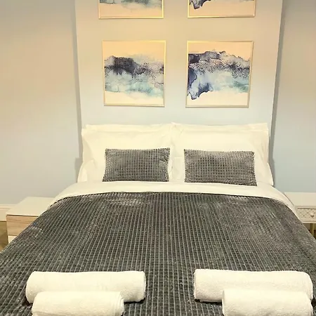 Stylish 2 Bedroom Sleeps 5 - 3 Mins Walk To Mile End Station * London