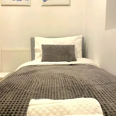 Stylish 2 Bedroom Sleeps 5 - 3 Mins Walk To Mile End Station
