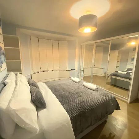 Apartment Stylish 2 Bedroom Sleeps 5 - 3 Mins Walk To Mile End Station London