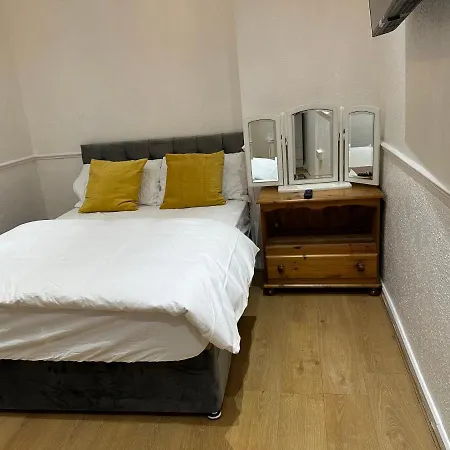 Homestay 3rd Flat With Private Toilet And Bathroom Setup For Family Enjoyment 134 Keedonwood Road