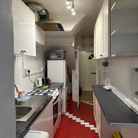 3rd Flat With Private Toilet And Bathroom Setup For Family Enjoyment 134 Keedonwood Road Homestay Bromley