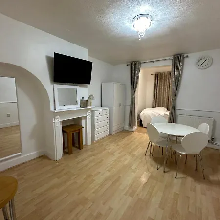 Homestay 3rd Flat With Private Toilet And Bathroom Setup For Family Enjoyment 134 Keedonwood Road *