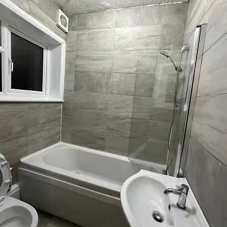 3rd Flat With Private Toilet And Bathroom Setup For Family Enjoyment 134 Keedonwood Road Homestay