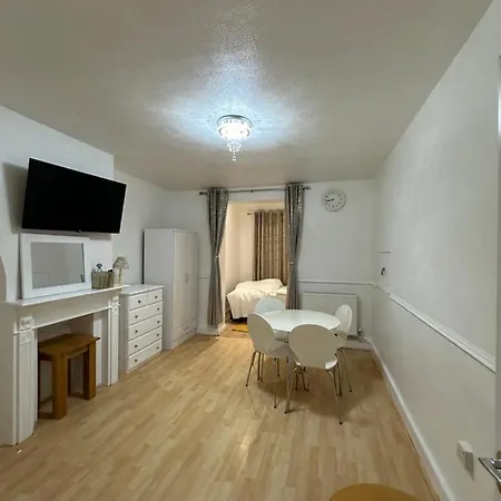 3rd Flat With Private Toilet And Bathroom Setup For Family Enjoyment 134 Keedonwood Road Homestay *
