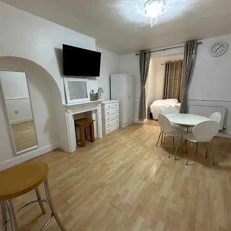 3rd Flat With Private Toilet And Bathroom Setup For Family Enjoyment 134 Keedonwood Road Homestay