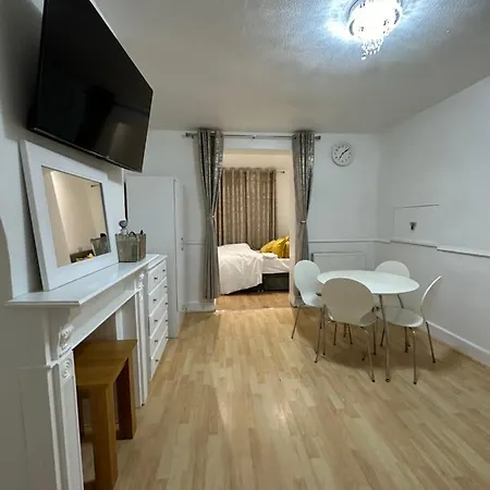 Homestay 3rd Flat With Private Toilet And Bathroom Setup For Family Enjoyment 134 Keedonwood Road
