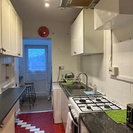 3rd Flat With Private Toilet And Bathroom Setup For Family Enjoyment 134 Keedonwood Road Bromley