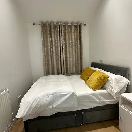 Homestay 3rd Flat With Private Toilet And Bathroom Setup For Family Enjoyment 134 Keedonwood Road *