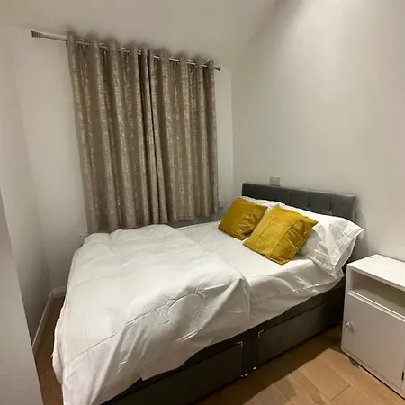 3rd Flat With Private Toilet And Bathroom Setup For Family Enjoyment 134 Keedonwood Road Homestay