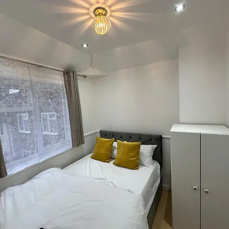 3rd Flat With Private Toilet And Bathroom Setup For Family Enjoyment 134 Keedonwood Road Homestay *