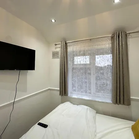 3rd Flat With Private Toilet And Bathroom Setup For Family Enjoyment 134 Keedonwood Road Homestay