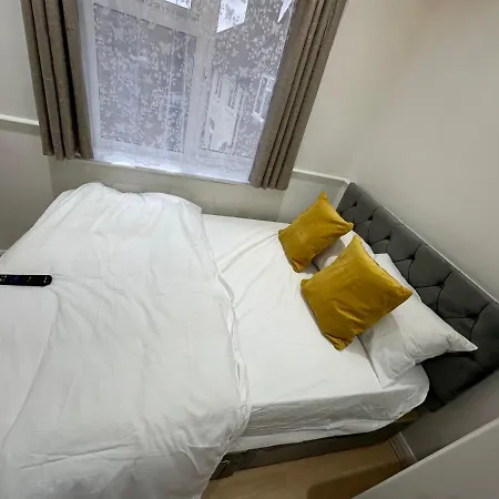 3rd Flat With Private Toilet And Bathroom Setup For Family Enjoyment 134 Keedonwood Road Homestay *