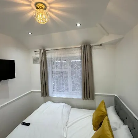 3rd Flat With Private Toilet And Bathroom Setup For Family Enjoyment 134 Keedonwood Road * Bromley