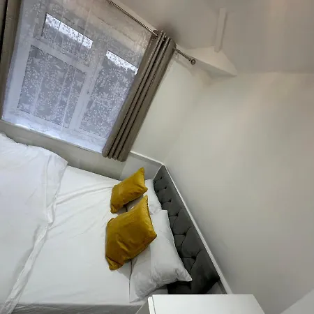 Homestay 3rd Flat With Private Toilet And Bathroom Setup For Family Enjoyment 134 Keedonwood Road Bromley
