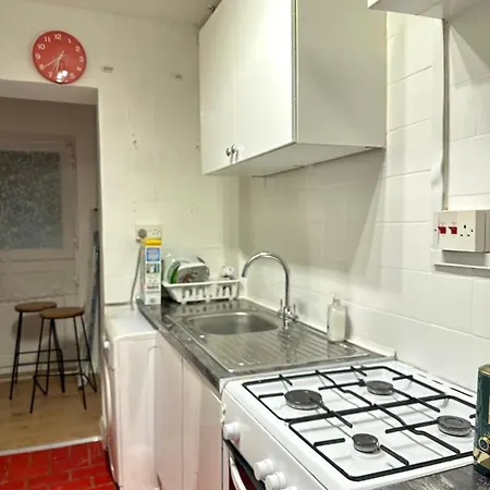 3rd Flat With Private Toilet And Bathroom Setup For Family Enjoyment 134 Keedonwood Road Homestay Bromley