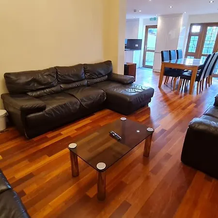 Luxury London House Sleeps X 16, Free Parking, Free Wifi, Garden Patio, Close To Tube Line Easy Access To London Сasa de vacaciones