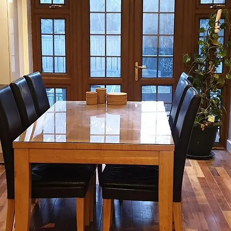 Сasa de vacaciones Luxury London House Sleeps X 16, Free Parking, Free Wifi, Garden Patio, Close To Tube Line Easy Access To London Ilford