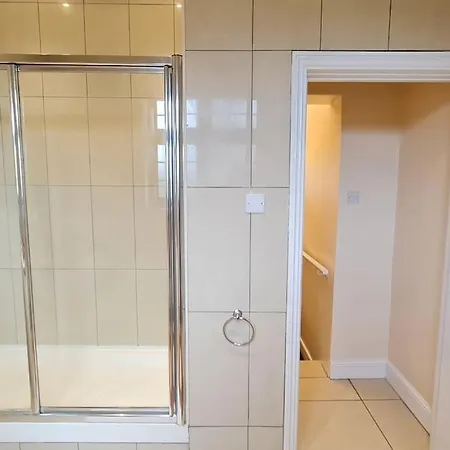 Luxury London House Sleeps X 16, Free Parking, Free Wifi, Garden Patio, Close To Tube Line Easy Access To London Ilford