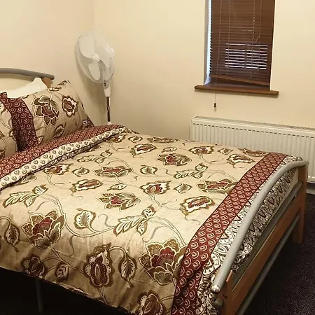 Luxury London House Sleeps X 16, Free Parking, Free Wifi, Garden Patio, Close To Tube Line Easy Access To London *