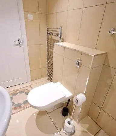 Luxury London House Sleeps X 16, Free Parking, Free Wifi, Garden Patio, Close To Tube Line Easy Access To London * Ilford