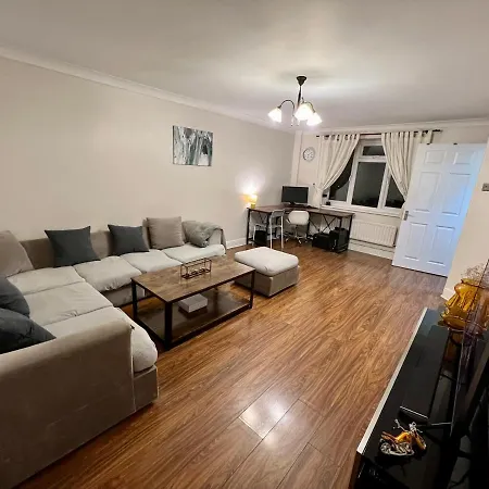 Apartment Entire 3 Bedroom End Of Terrace House! *