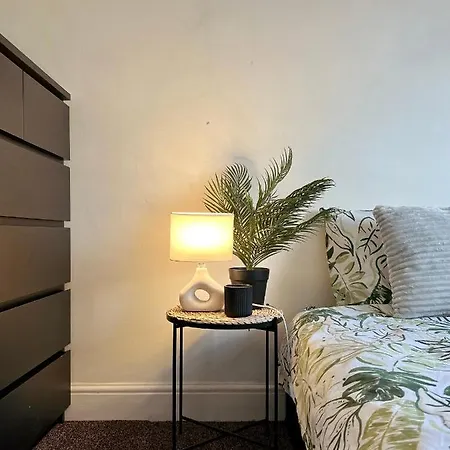 Entire 3 Bedroom End Of Terrace House! Apartment *