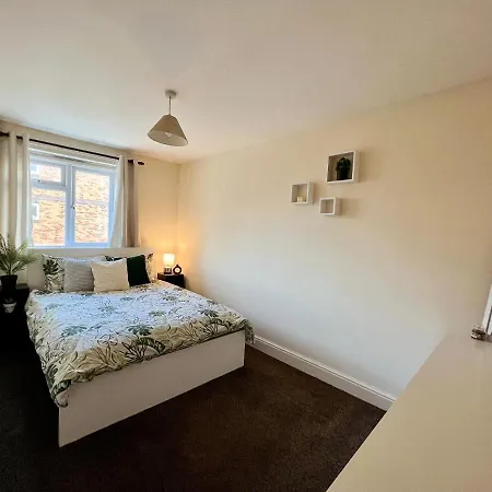 Apartment Entire 3 Bedroom End Of Terrace House!