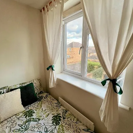 Entire 3 Bedroom End Of Terrace House! *