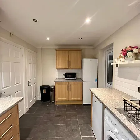 Entire 3 Bedroom End Of Terrace House!
