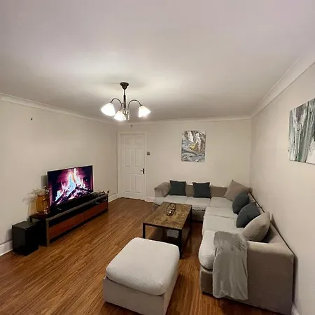 Entire 3 Bedroom End Of Terrace House! Apartment *