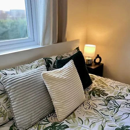 Entire 3 Bedroom End Of Terrace House! *