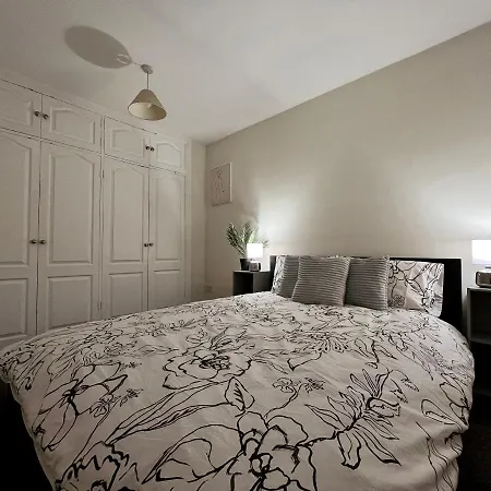Entire 3 Bedroom End Of Terrace House! Apartment *