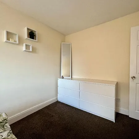 Entire 3 Bedroom End Of Terrace House! * Thamesmead (Greater London)