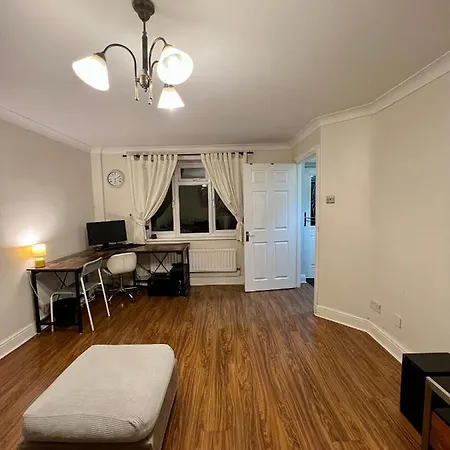 Entire 3 Bedroom End Of Terrace House! *