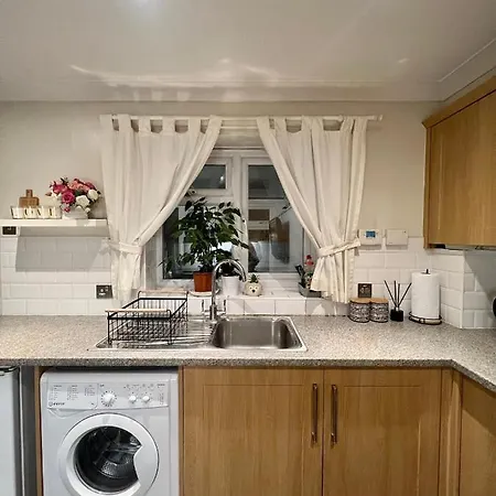 Apartment Entire 3 Bedroom End Of Terrace House! Thamesmead (Greater London)
