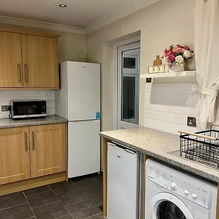 Entire 3 Bedroom End Of Terrace House! * Thamesmead (Greater London)