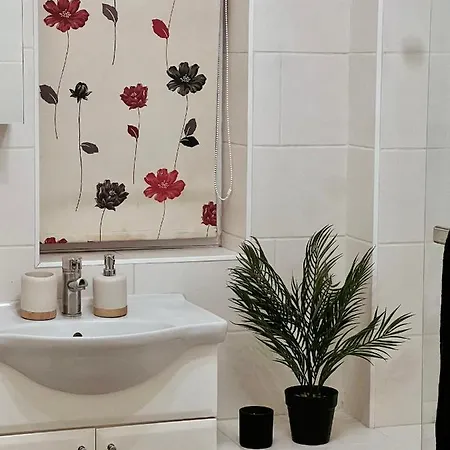 Apartment Entire 3 Bedroom End Of Terrace House!