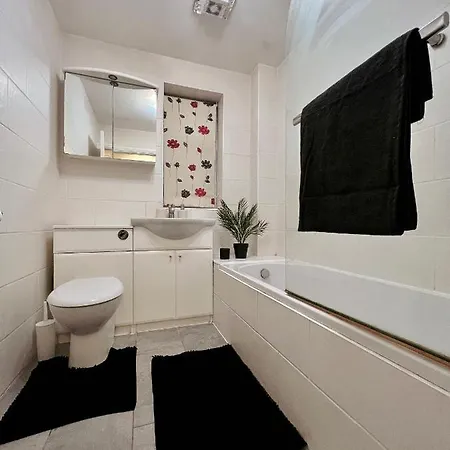Entire 3 Bedroom End Of Terrace House! Apartment
