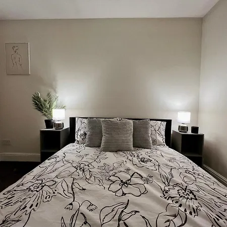 Entire 3 Bedroom End Of Terrace House! *
