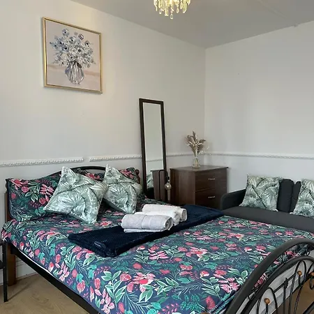 Apartment 2 Bedroom Flat, 2 Minutes Walk To Bethnalgreen Station, London