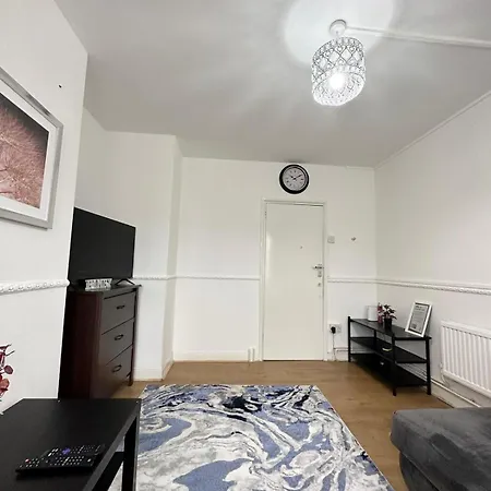 2 Bedroom Flat, 2 Minutes Walk To Bethnalgreen Station, Apartment