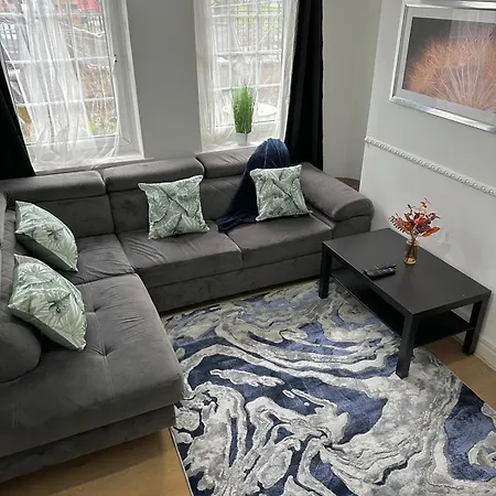 2 Bedroom Flat, 2 Minutes Walk To Bethnalgreen Station, * London