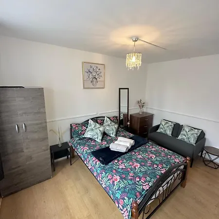 2 Bedroom Flat, 2 Minutes Walk To Bethnalgreen Station, * London