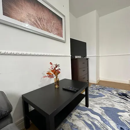 2 Bedroom Flat, 2 Minutes Walk To Bethnalgreen Station, Apartment London