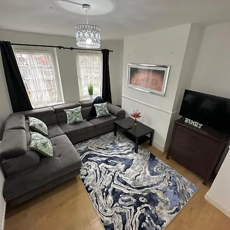 Apartment 2 Bedroom Flat, 2 Minutes Walk To Bethnalgreen Station, *