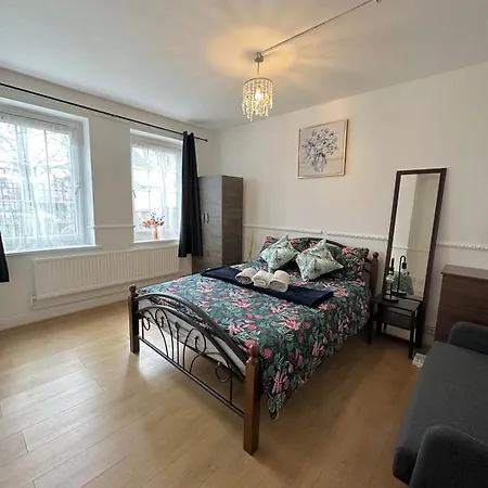 2 Bedroom Flat, 2 Minutes Walk To Bethnalgreen Station, *
