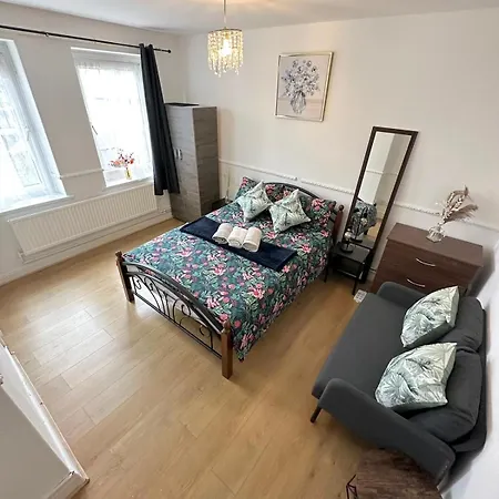 Apartment 2 Bedroom Flat, 2 Minutes Walk To Bethnalgreen Station,