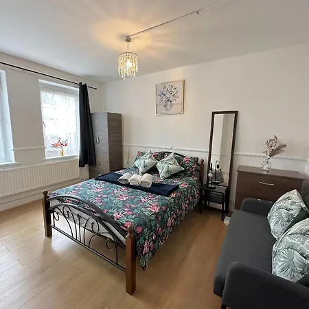 2 Bedroom Flat, 2 Minutes Walk To Bethnalgreen Station, Apartment London