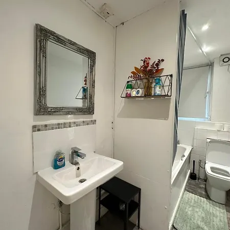 2 Bedroom Flat, 2 Minutes Walk To Bethnalgreen Station, London